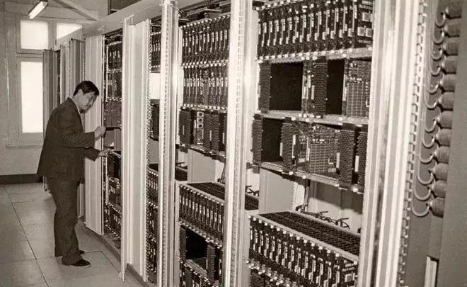 从程控交换机到智云网络：上海电信用半个世纪书写中国基建的超前叙事(图2)