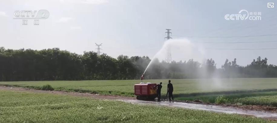 喷灌机器人让小麦喝上“解渴水” 科技抗旱助力夏粮丰产丰收(图1)