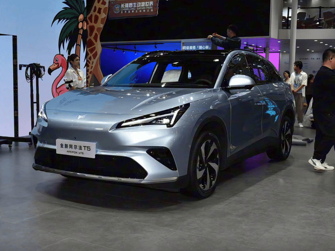 1098万起的“技术普惠型”代表全新阿尔法T5(图1)